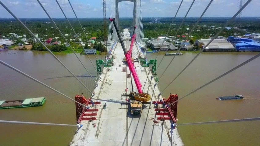Phần cầu chính được kết cấu bằng dây văng vừa hợp long, hiện tại đang trong quá trình tháo dỡ xe đúc dầm và thi công các hạng mục khác. Ảnh: CTV Sẽ đưa vào khai thác cầu Rạch Miễu 2 trong tháng 8