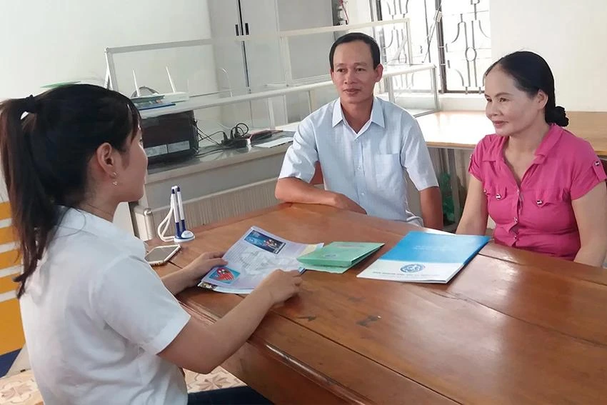 Người tham gia BHXH tự nguyện được nhận lương hưu như người tham gia BHXH bắt buộc. Ảnh: V.LONG Người tham gia BHXH tự nguyện được nhận lương hưu như người tham gia BHXH bắt buộc. Ảnh: V.LONG