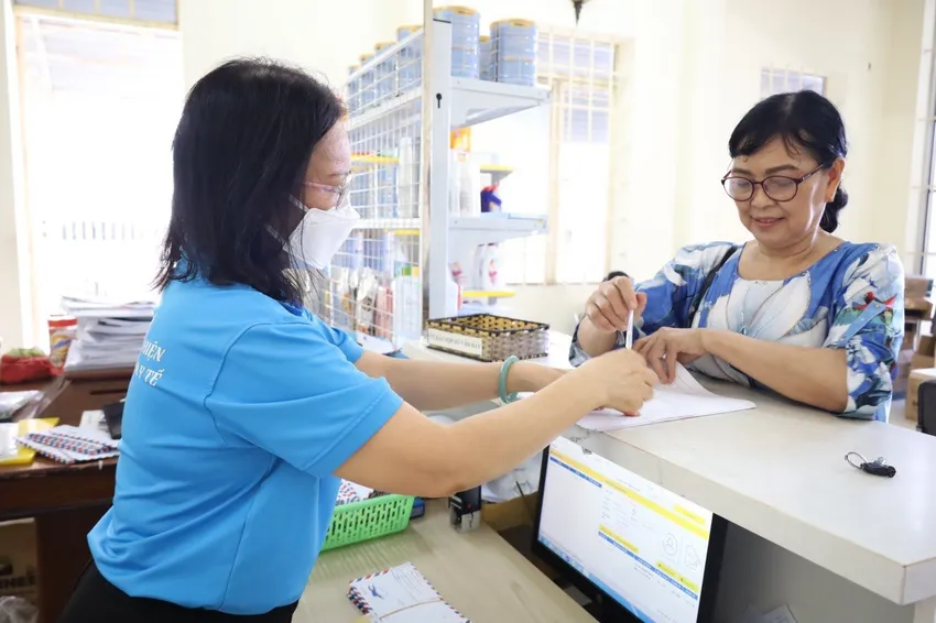 Người dân khám BHYT bằng thẻ BHYT điện tử. Ảnh: CTV