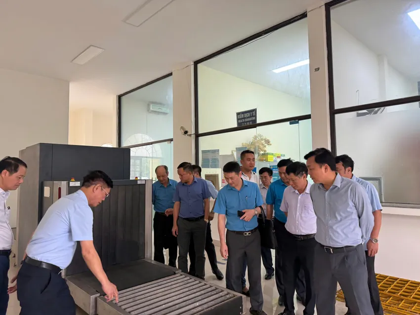 Cơ quan chức năng kiểm tra công tác xuất nhập cảnh để chuẩn bị chạy tàu khách chặng Hà Nội - Bắc Kinh. Ảnh: N.NĂM van-chuyen-hanh-khach-ha-noi-bac-kinh.jpg