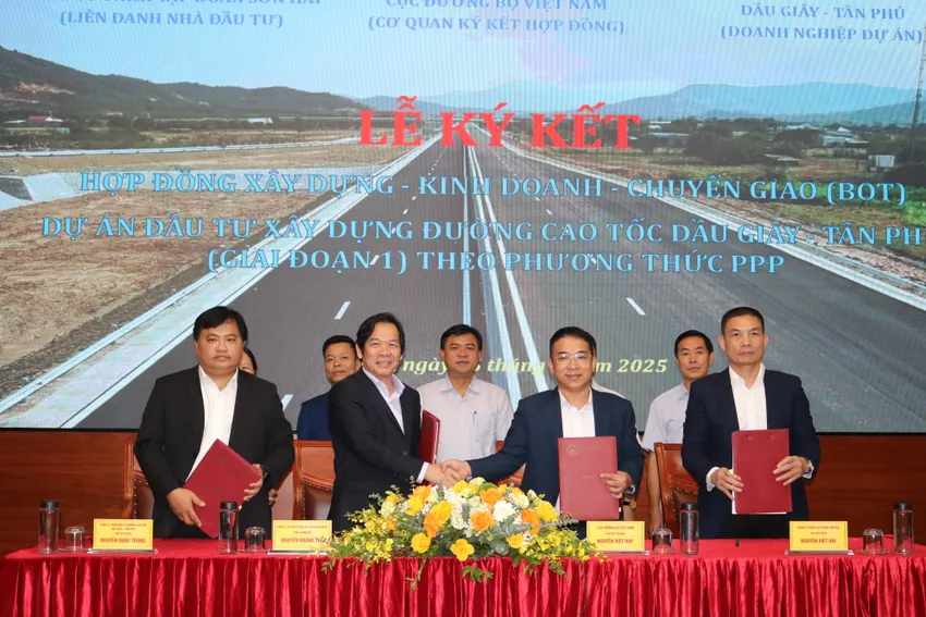 Lễ ký kết giữa nhà đầu tư và nhà nước về triển khai cao tốc Dầu Giây - Tân Phú. Ảnh: CTV cao tốc Dầu Giây - Tân Phú