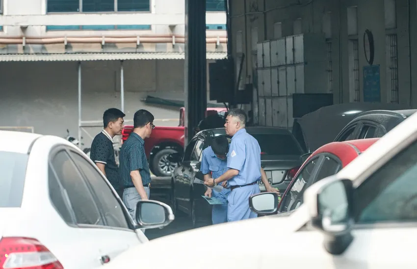 Luật hiện hành đang quy định ô tô bị từ chối kiểm định khi chưa nộp tiền vi phạm giao thông. Ảnh nhân viên đăng kiểm thực hiện kiểm định ô tô. Ảnh: P.HÙNG Bộ Công an