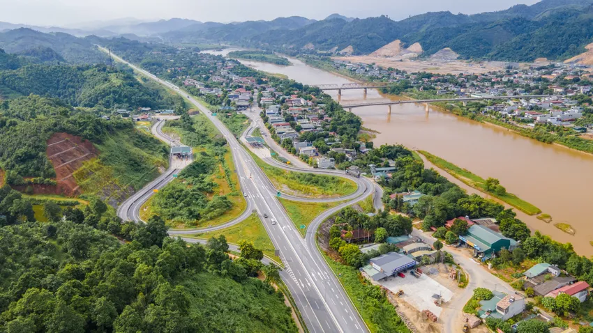 Tuyến cao tốc Nội Bài - Lào Cai có đoạn được đầu tư mỗi bên hai làn xe, nhưng có đoạn chỉ có hai làn xe chạy. Ảnh: V.LONG cao-toc-noi-bai-lao-cai.jpg