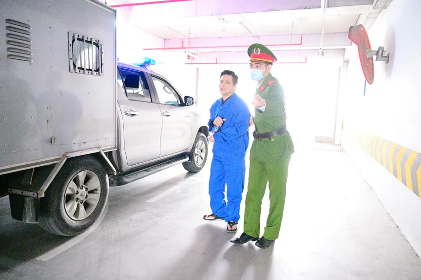 Một bị cáo trong vụ án phải nhờ sự hỗ trợ của lực lượng cảnh sát bảo vệ và hỗ trợ tư pháp để di chuyển vào phòng xử án. anh-3-da-nag.jpg