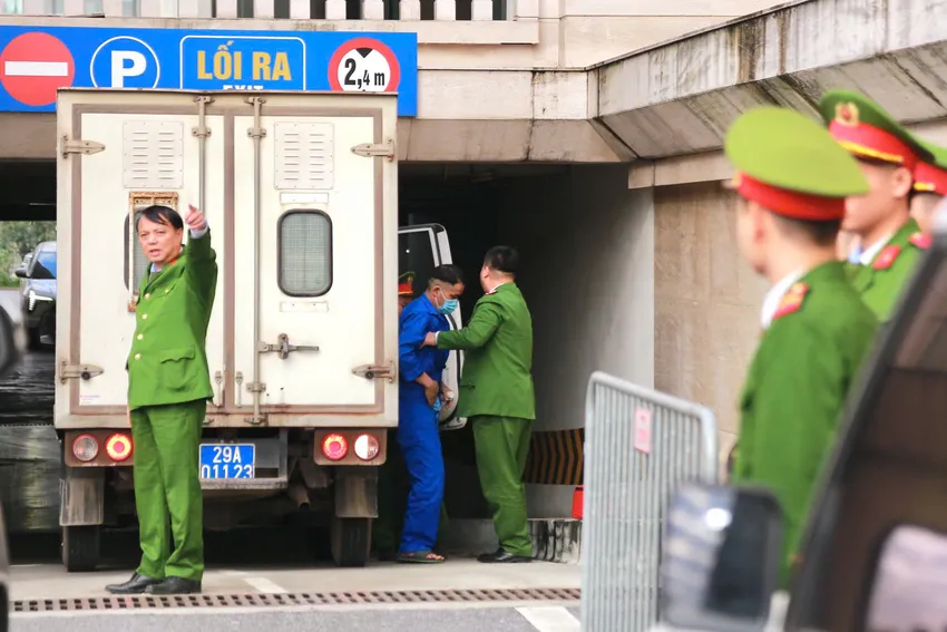 Các xe chở phạm nhân đến toà án Hà Nội lúc 8 giờ. anh-7.jpg