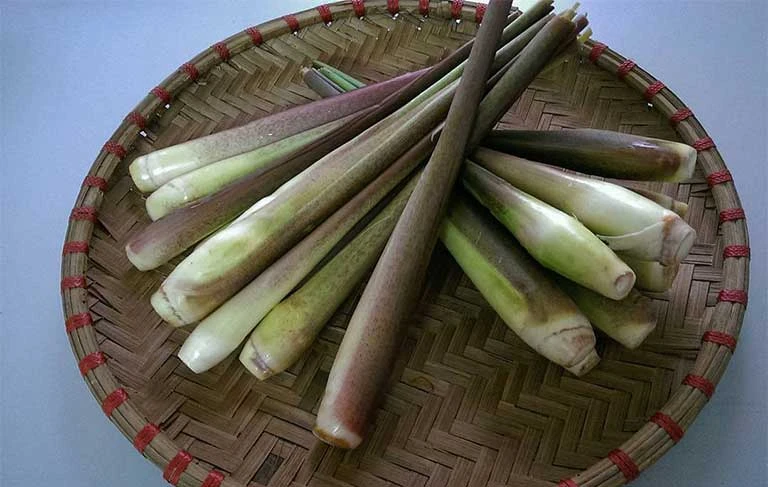 Củ niễng ngọt và giòn nếu ăn tươi, khi được xào chín niễng hơi mềm đi nhưng vẫn giữ nguyên độ ngọt và bùi vốn có cu nieng.jpg
