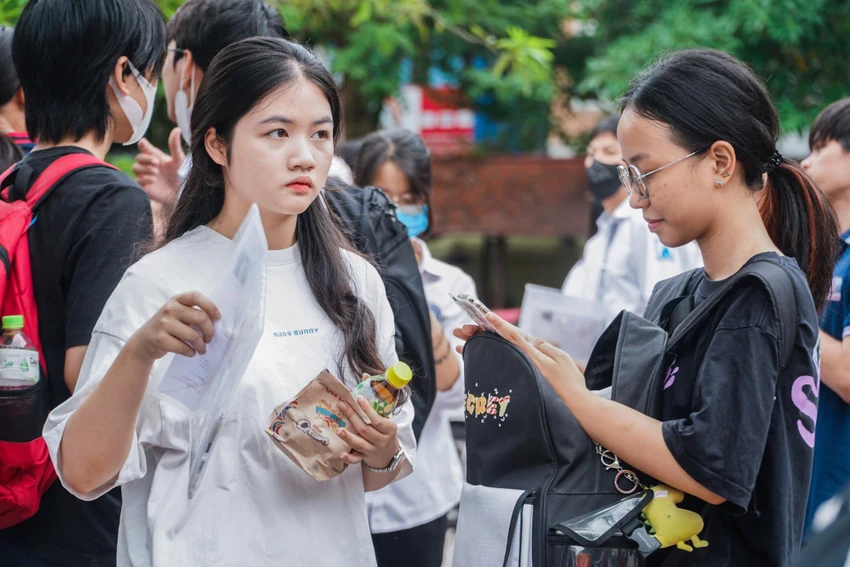 Tác dụng tích cực của việc học thêm với học sinh là các em sẽ được thầy cô bồi dưỡng kiến thức. Ảnh: Phi Hùng hoc them nhu cau co that