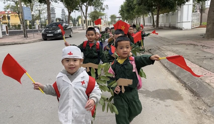 Các "chiến sĩ tí hon" cầm cờ Tổ quốc đi diễu hành dieu-hanh-9428-964.jpg