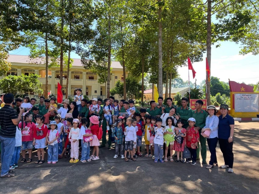Một vài trường học còn tổ chức cho các em đến thăm doanh trại Quân đội Nhân dân Việt Nam, nơi các chú bộ đội đóng quân. tham-chu-bo-doi-n-5351-9549.jpg
