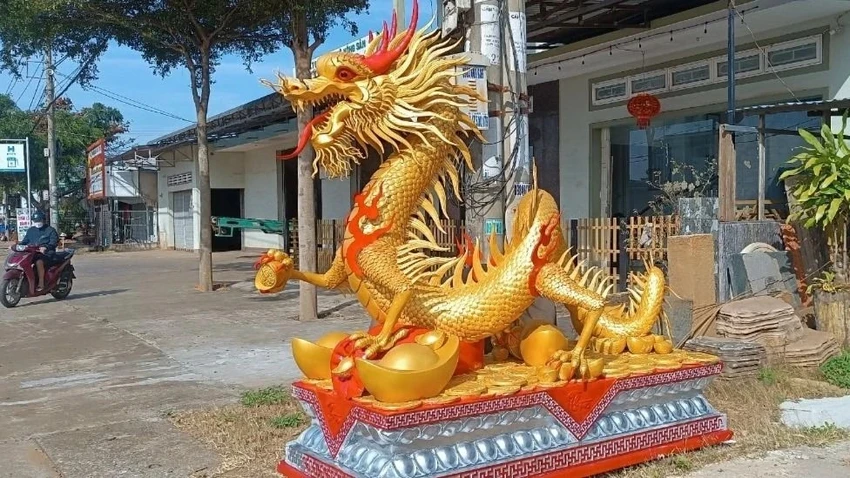 Linh vật rồng nặng hơn 1 tấn tại Đắk Lắk. Ảnh: T.B rong Dak Lak.jpg