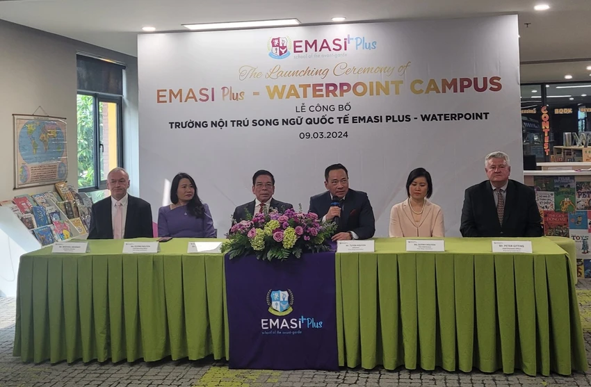 Ban lãnh đạo công ty Cổ phần Khai Sáng, đơn vị chủ đầu tư thông tin về EMASI Plus. Ảnh: PH 1 noi tru emasi.jpg