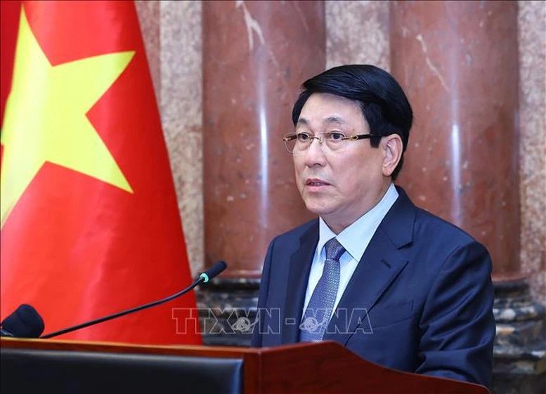 Chủ tịch nước tin tưởng, 3 đồng chí được bổ nhiệm giữ chức vụ Phó Viện trưởng và chức danh Kiểm sát viên VKSND Tối cao sẽ tiếp tục giữ vững và phát huy truyền thống vẻ vang của ngành KSND, nỗ lực phấn đấu hoàn thành xuất sắc nhiệm vụ được giao - Ảnh: TTXVN chu tich nuoc Luong CUong.jpg