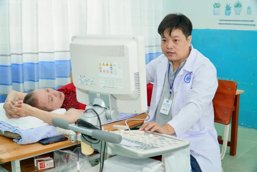 Đoàn bác sĩ mang theo hai máy siêu âm để đáp ứng nhu cầu thăm khám cho người dân. Ảnh: BẢO PHƯƠNG