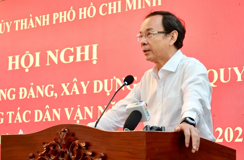 Bí thư TP.HCM Nguyễn Văn Nên phát biểu tại hội nghị. Ảnh: DI LINH Bí thư Nguyễn Văn Nên nói về việc thu phí vỉa hè tại TP.HCM