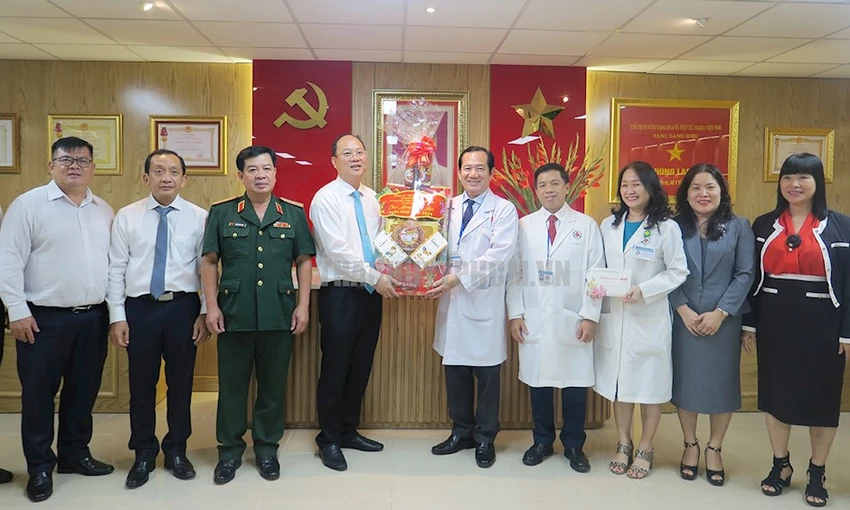 Phó Bí thư Thường trực Thành ủy TP.HCM Nguyễn Hồ Hải thăm BV Nhân dân 115. Ảnh: Thành uỷ TP.HCM. Phó Bí thư Thường trực Thành ủy TP.HCM Nguyễn Hồ Hải thăm, động viên các đơn vị trong đêm 30 Tết-pho-bi-thu-nguyen-ho-hai-tham-chuc-tet-don-vi-truc-tet-nguuyen-dan-2024.jpg