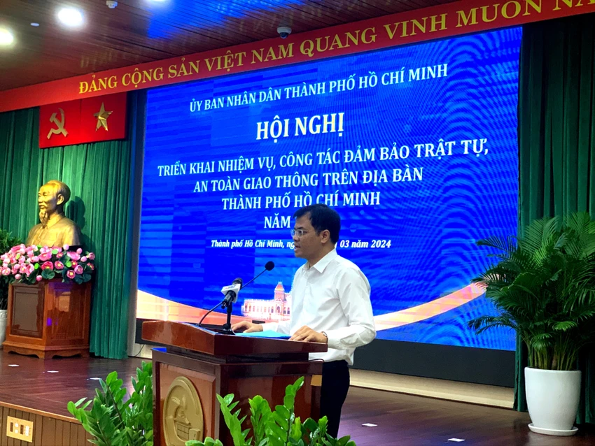 Đại diện quận 1 thông tin về tiến độ thực hiện việc thu phí vỉa hè. Ảnh: THANH TUYỀN TP.HCM: Quận 1 sẽ thí điểm phần mềm đăng kí sử dụng, thu phí vỉa hè và nộp phí trong tháng 4-quan-1-thu-phi-via-he.jpg