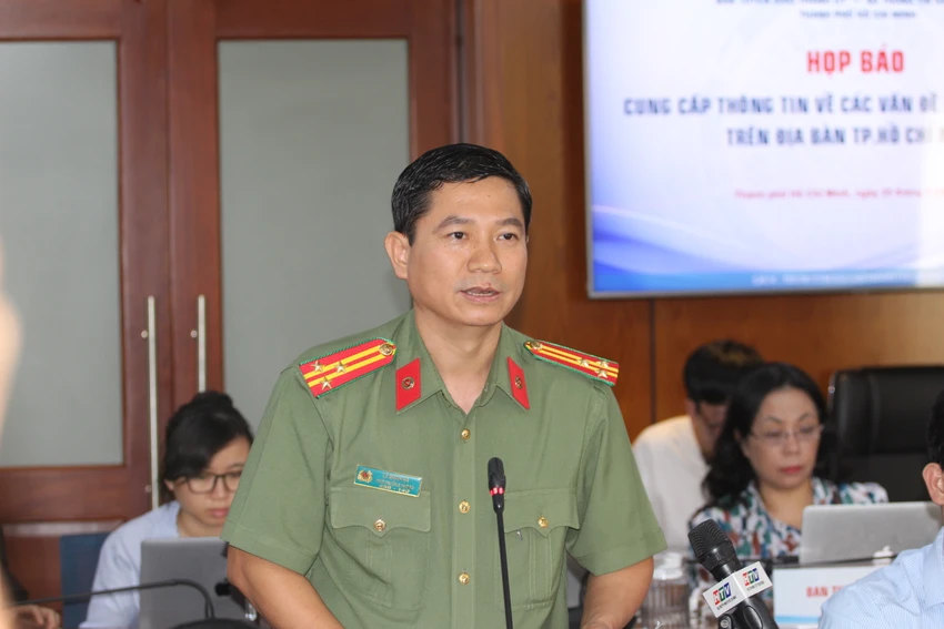 Thượng tá Lê Mạnh Hà, Phó Trưởng phòng Tham mưu, Công an TP.HCM thông tin tại họp báo. Ảnh: THÀNH NHÂN Công an TP.HCM cảnh báo chiêu lừa dịp lễ 30-4 và 1-5-Thượng tá Lê Mạnh Hà, Phó Trưởng Phòng Tham mưu, Công an (3)-2.JPG