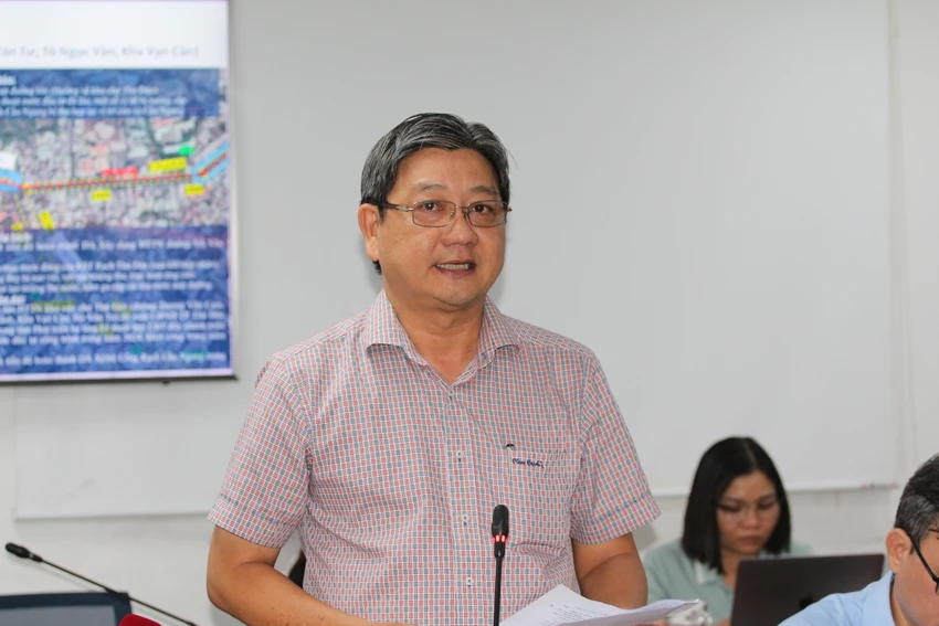 Ông Nguyễn Thành Phát, Trưởng Phòng Quản lý đô thị, UBND quận 1 đã thông tin về kết quả bước đầu thực hiện việc quản lý, thu phí sử dụng tạm thời một phần lòng đường, hè phố trên địa bàn. Ảnh: THÀNH NHÂN Quận 1,TP.HCM: Đã có 17 trường hợp đóng phí vỉa hè sau 1 tuần thí điểm- Ông Nguyễn Thành Phát, Trưởng Phòng Quản lý đô thị, UBND quận 1 (2).JPG