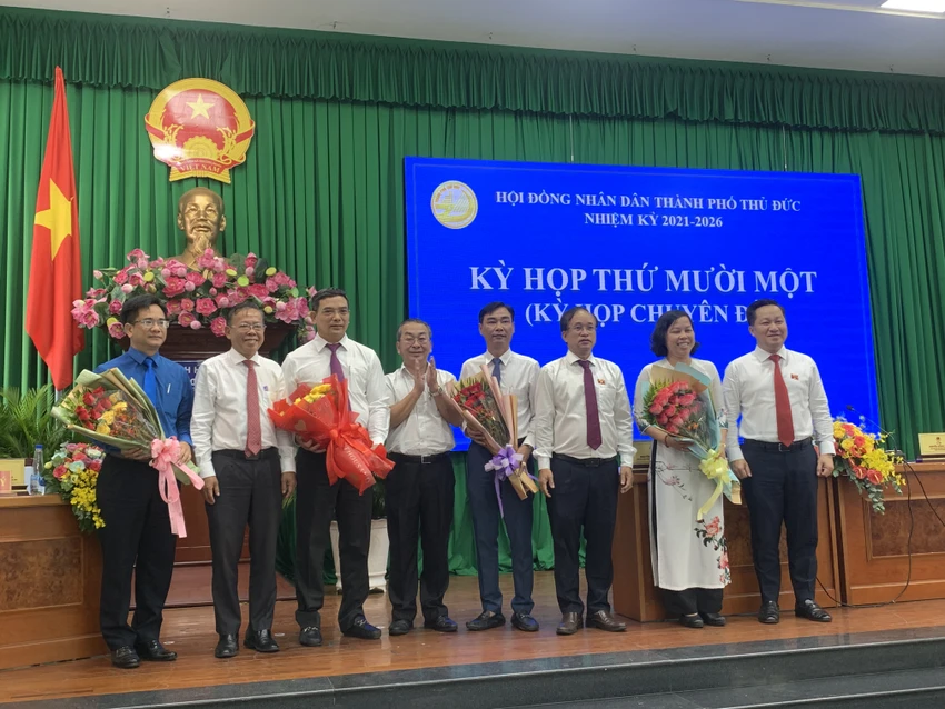 Lãnh đạo TP Thủ Đức chúc mừng ông Đỗ Anh Khang trúng cử chức danh Phó Chủ tịch HĐND TP Thủ Đức. Ảnh: THANH TUYỀN Ông Đỗ Anh Khang được bầu làm Phó Chủ tịch UBND TP Thủ Đức-nhan-su-pho-chu-tich-ubnd-tp-thu-duc (3).JPG