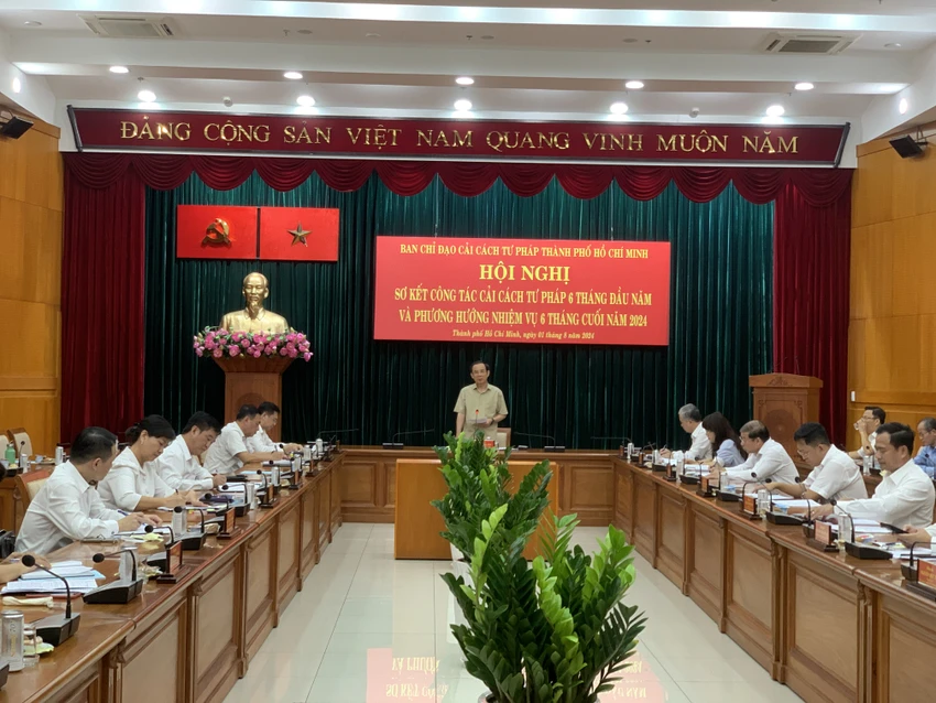 Bí thư Thành ủy TP.HCM Nguyễn Văn Nên chủ trì hội nghị. Ảnh: THANH TUYỀN Bí thư Thành ủy TP.HCM: Tiếp tục khắc phục bất cập trong cơ chế về đấu thầu, đấu giá...- bi-thu-thanh-uy-tphcm-nguyen-van-nen-toi-pham-lua-dao-qua-mang3.JPG