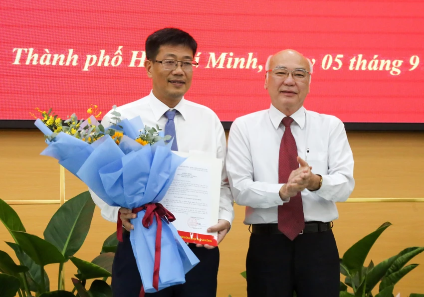 Trưởng Ban Tuyên giáo Thành ủy TP.HCM Phan Nguyễn Như Khuê đã trao quyết định của Ban Thường vụ Thành ủy TP.HCM, công nhận ông Trần Thanh Tùng làm Bí thư quận 8. Ảnh: T.L Chủ tịch UBND quận 8 Trần Thanh Tùng giữ chức Bí thư quận 8-chu-tich-quan-8-lam-bi-thu-quan-8.jpg