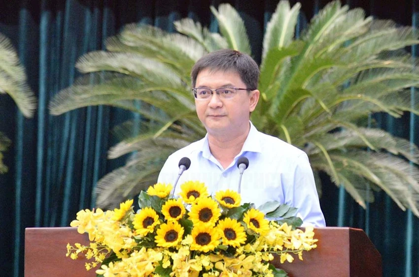 Trưởng Ban Dân vận Thành ủy TP.HCM Nguyễn Mạnh Cường báo cáo tại hội nghị. Ảnh: THANH THÙY TP.HCM thực hiện dân chủ ở cơ sở gắn với thực hành tiết kiệm, chống lãng phí -TPHCM-dan-chu-co-so.jpg