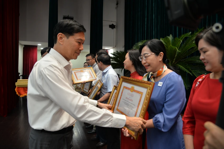 Ông Đỗ Văn Phới, Phó Trưởng Ban Dân vận Trung ương tặng bằng khen cho tập thể, cá nhân có thành tích xuất sắc. Ảnh: THANH THÙY TP.HCM thực hiện dân chủ ở cơ sở gắn với thực hành tiết kiệm, chống lãng phí -TPHCM-dan-chu-co-so (4).JPG