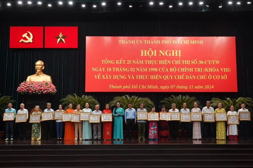 Dịp này, Ban Thường vụ Thành ủy TP.HCM đã khen thưởng cho 93 tập thể, 68 cá nhân có thành tích xuất sắc trong thực hiện quy chế dân chủ ở cơ sở thời gian qua. Ảnh: THANH THÙY TP.HCM thực hiện dân chủ ở cơ sở gắn với thực hành tiết kiệm, chống lãng phí -TPHCM-thuc-hien-dan-chu-co-so.jpg
