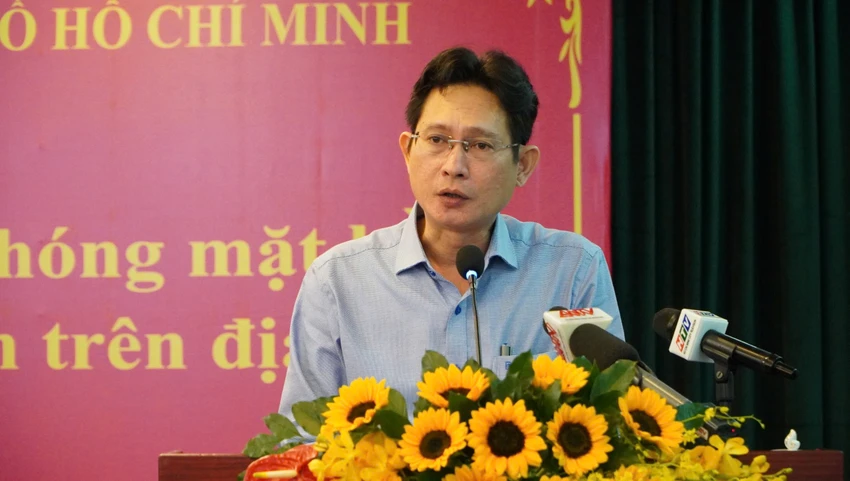 Đại diện quận Tân Bình trình bày tham luận tại hội nghị. Ảnh: THANH THÙY Cách nào để TP.HCM giải phóng mặt bằng, đẩy nhanh các dự án trọng điểm?-dan-van-giai-phong-mat-bang-tphcm (2).jpg