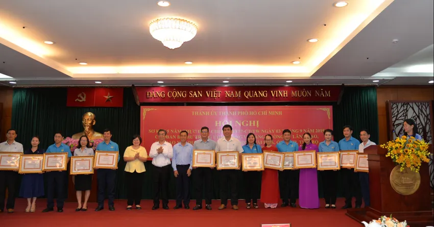 Dịp này, Ban Thường vụ Thành ủy TP.HCM đã trao Bằng khen đến 50 tập thể đã có thành tích xuất sắc trong việc triển khai thực hiện Chỉ thị số 37. Ảnh: T.THÙY quan-he-lao-dong-tphcm1.JPG