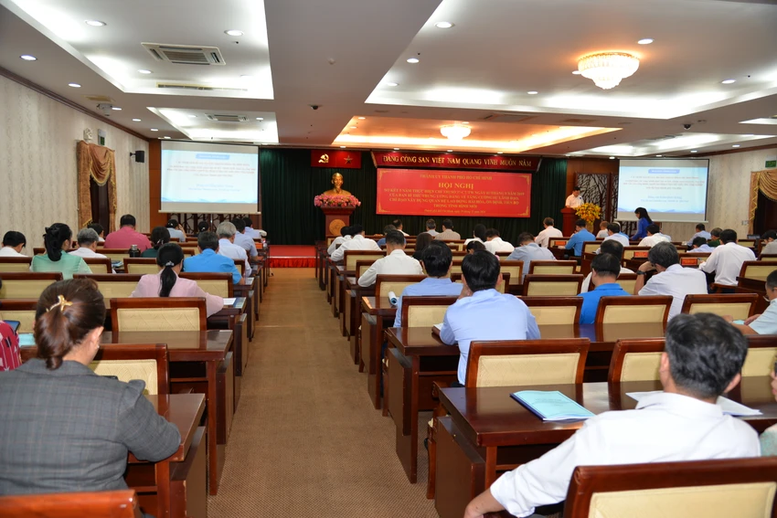 Hội nghị sơ kết 5 năm chỉ thị 37 của Ban bí thư chiều 29-11. Ảnh: T.THÙY quan-he-lao-dong-tphcm3.JPG