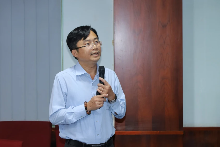 PGS.TS Đỗ Phú Trần Tình đề cập đến các vướng mắc trong chính sách nghiên cứu khoa học, đổi mới sáng tạo. Ảnh: T.THÙY Cần trao quyền để Đại học Quốc gia TP.HCM tự chủ, tự chịu trách nhiệm và thu hút nhân tài-thu-hut-nha-tai-DH-Quoc-gia-tphcm (3).JPG