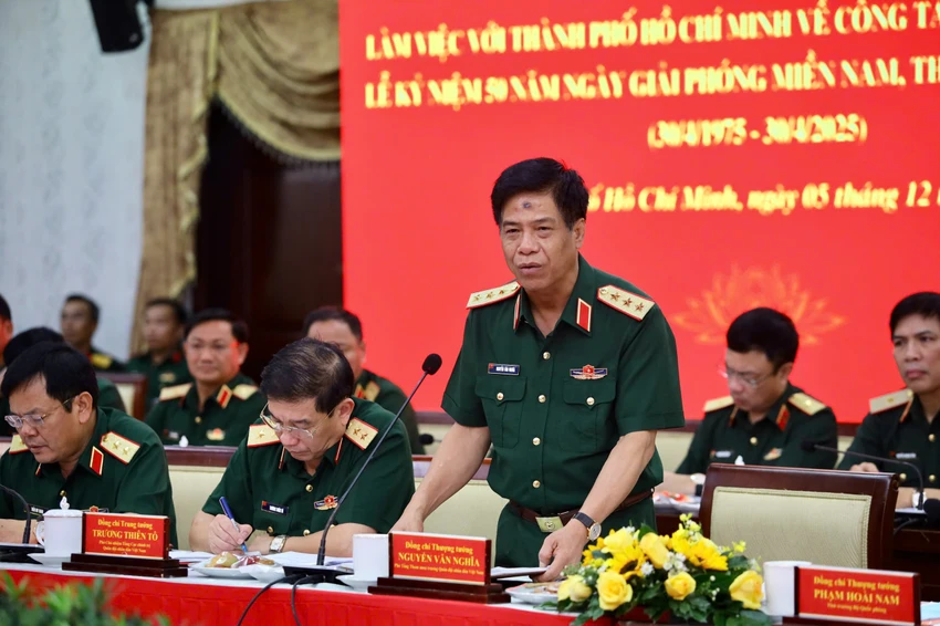 Thượng tướng Nguyễn Văn Nghĩa báo cáo chương trình diễu binh, diễu hành. Ảnh: NGUYỆT NHI 50-nam-giai-phong-mien-nam.jpg