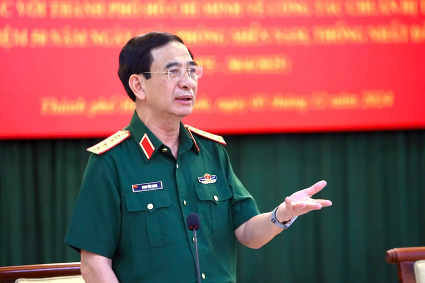 Bộ trưởng Bộ Quốc phòng - Đại tướng Phan Văn Giang yêu cầu các đơn vị chuẩn bị tốt cho lễ kỷ niệm. Ảnh: NGUYỆT NHI 50-nam-giai-phong-mien-nam-thong-nha-dat-nuoc.jpg