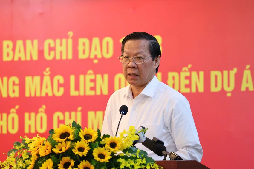Chủ tịch UBND TP.HCM Phan Văn Mãi báo cáo tại buổi làm việc. Ảnh: TTBC TP.HCM xin Thủ tướng chủ trương tháo gỡ vướng mắc 12 dự án -thu-tuong-lam-viec-voi-TPHCM-thao-go-vuong-mac (2).jpg