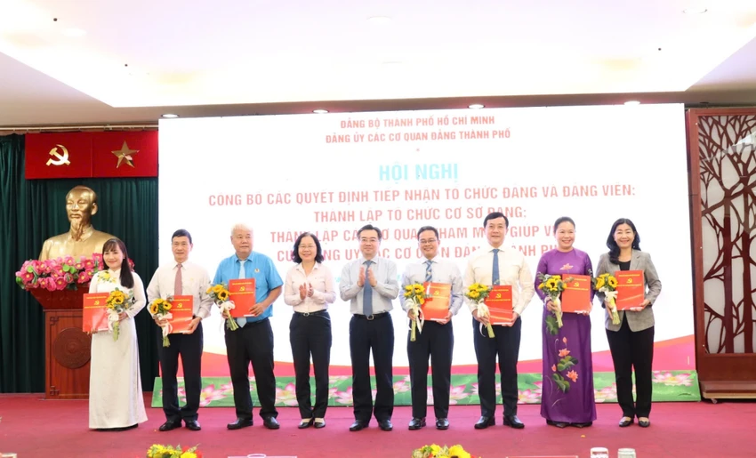 Phó Bí thư Thường trực Thành ủy TP.HCM, Bí thư Đảng ủy các cơ quan Đảng TP.HCM Nguyễn Thanh Nghị trao các quyết định. Ảnh: THANH THÙY dang-uy-cac-co-quan-dang-tphcm-cong-bo-thanh-lap-to-chuc-dang (2).jpg
