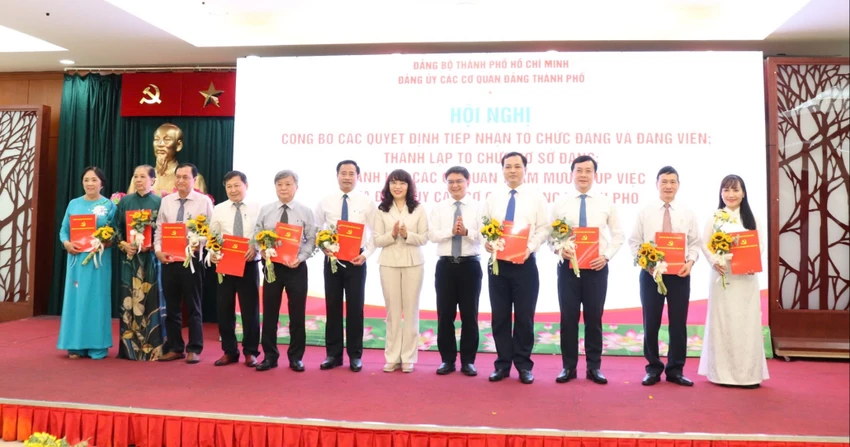 Trưởng Ban Tuyên giáo và Dân vận Thành ủy TP.HCM Nguyễn Mạnh Cường trao các quyết định liên quan. Ảnh: THANH THÙY dang-uy-cac-co-quan-dang-tphcm-cong-bo-thanh-lap-to-chuc-dang (4).jpg