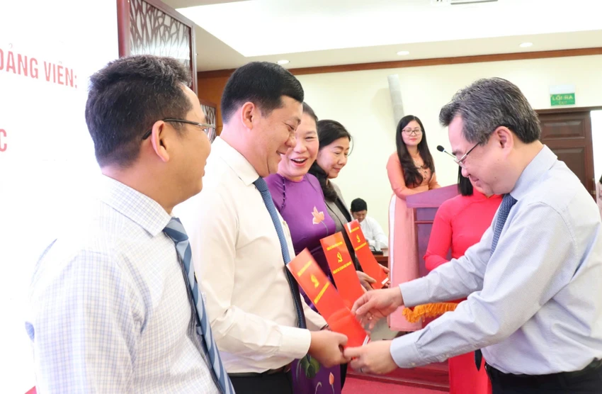 Phó Bí thư Thường trực Thành ủy TP.HCM, Bí thư Đảng ủy các cơ quan Đảng TP.HCM Nguyễn Thanh Nghị, trao các quyết định tiếp nhận, thành lập tổ chức đảng trực thuộc. Ảnh: THANH THÙY Đảng ủy các cơ quan đảng TP.HCM công bố các quyết định tiếp nhận, thành lập tổ chức đảng trực thuộc-dang-uy-cac-co-quan-dang-tphcm-cong-bo-thanh-lap-to-chuc-dang .jpg