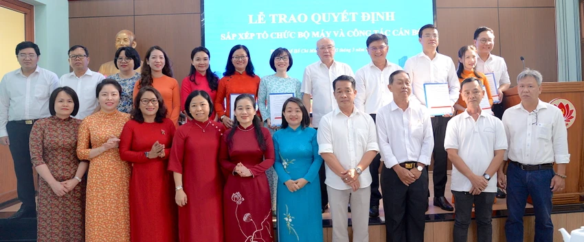 Ủy viên Ban Thường vụ Thành ủy- ông Phan Nguyễn Như Khuê và Trưởng Ban Tuyên giáo và Dân vận Thành ủy TP.HCM Nguyễn Mạnh Cường trao quyết định thành lập Văn phòng Ban Tuyên giáo và Dân vận Thành ủy. Ảnh: T.THÙY Ban Tuyên giáo và Dân vận Thành ủy TP.HCM sẽ gồm 7 phòng -ban-tuyen-giao-va-dan-van-thanh-uy-tphcm-co-7-phong2.jpg