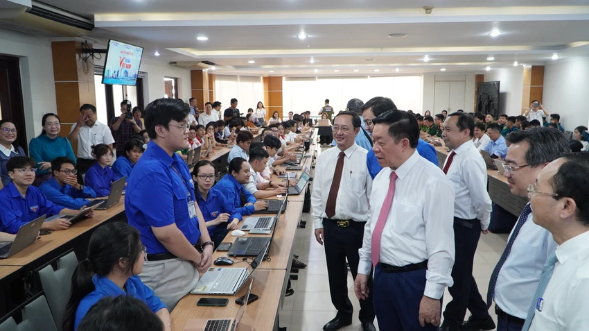 Trưởng Ban Tuyên giáo và Dân vận Trung ương Nguyễn Trọng Nghĩa cùng đại biểu theo dõi, kiểm tra thực tế các sinh viên, giảng viên ĐHQG TP.HCM và các lực lượng hưởng ứng cuộc thi. Ảnh: T.THÙY Trưởng Ban Tuyên giáo và Dân vận Trung ương Nguyễn Trọng Nghĩa cùng đại biểu theo dõi, kiểm tra thực tế các sinh viên, giảng viên ĐHQG TP.HCM và các lực lượng hưởng ứng cuộc thi. Ảnh: T.THÙY