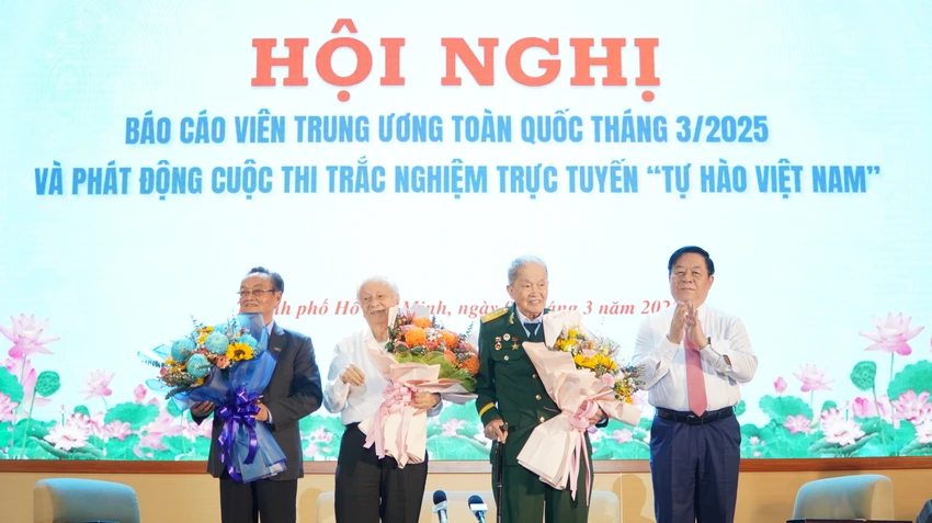 Trưởng Ban Tuyên giáo và Dân vận Trung ương Nguyễn Trọng Nghĩa tặng hoa cho các đại biểu tham dự phần giao lưu. Ảnh: T.THÙY Ông -Nguyễn- Thanh- Nghị- Năm- 2025- là- năm- tăng tốc- bứt- phá- của -TP.HCM3.JPG