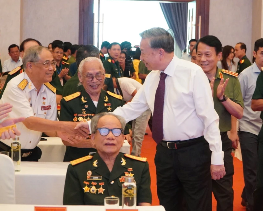 Tổng Bí thư Tô Lâm chào hỏi các đại biểu dự gặp mặt vào chiều 21-4. Ảnh: THANH THÙY tong-bi-thu-to-lam-gap-go-tuong-linh-anh-hung-luc-luong-vu-trang-nhan-dan-diep-bao-biet-dong-sai-gon (3).jpg