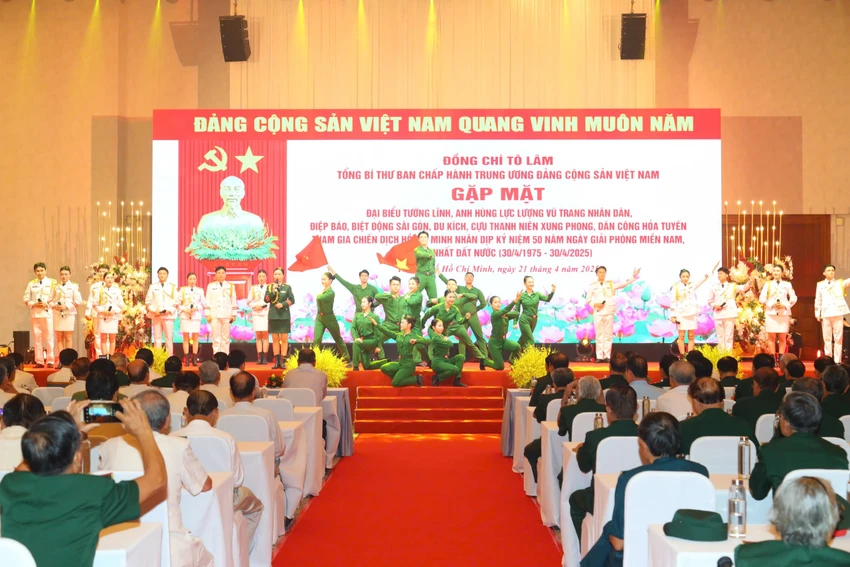 Đại biểu về dự buổi gặp mặt. Ảnh: THANH THÙY tong-bi-thu-to-lam-gap-mat-diep-bao-biet-dong-sai-gon.jpg