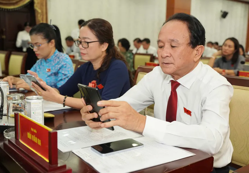 Đại biểu HĐND TP.HCM biểu quyết thông qua dự thảo nghị quyết thông qua danh mục 54 khu đất dự kiến thực hiện dự án thí điểm trên địa bàn TP.HCM. Ảnh: THUẬN VĂN Chi tiết danh mục 54 khu đất dự kiến thực hiện dự án thí điểm trên địa bàn TP.HCM-du-an-thi-diem-tphcm.jpg