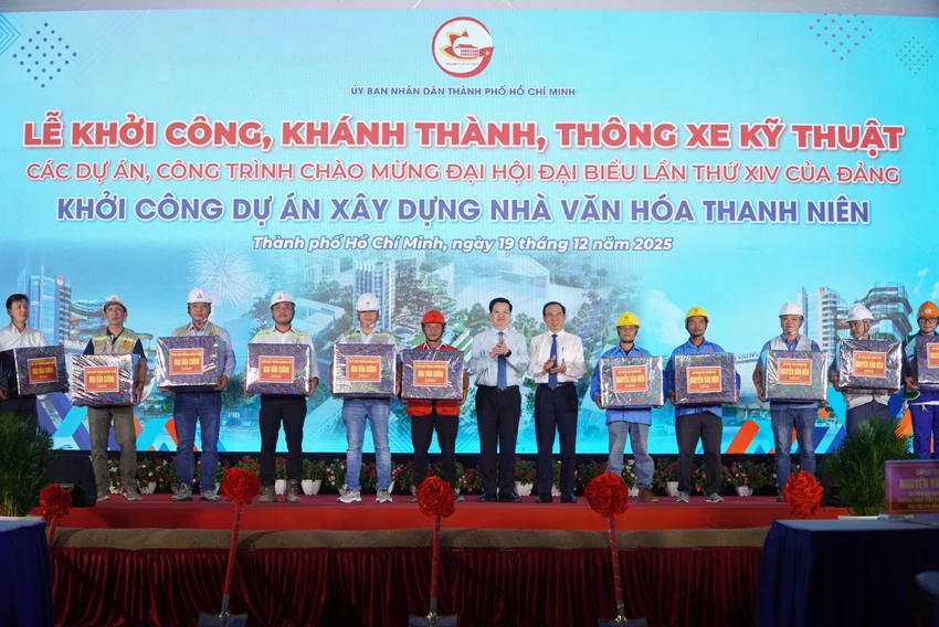 Thường trực Tiểu ban Văn kiện Đại hội XIV của Đảng Nguyễn Văn Nên và Phó Thủ tướng Chính phủ Mai Văn Chính tặng quà động viên đội ngũ công nhân, kỹ sư. Ảnh: THANH THÙY du-an-nha-van-hoa-thanh-nien-3.jpg