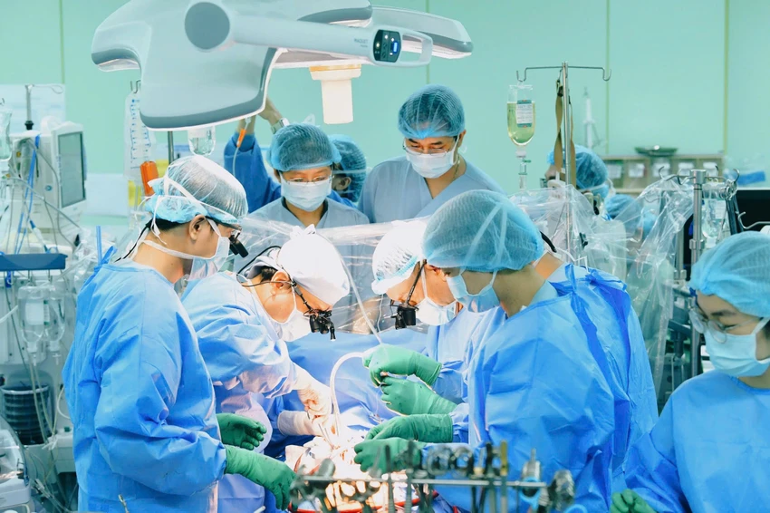 Ê-kíp Bệnh viện Đại học Y Dược xuyên đêm thực hiện ca ghép tim. Ảnh: BVCC ca-ghep-tim1.jpg