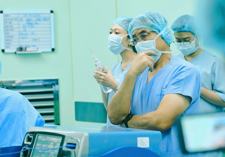 PGS.TS.BS Nguyễn Hoàng Bắc, Giám đốc Bệnh viện Đại học Y Dược, theo dõi ca ghép tim. Ảnh: BVCC ca-ghep-tim2.jpg