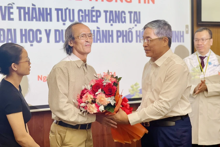 PGS.TS.BS Nguyễn Hoàng Bắc, Giám đốc Bệnh viện Đại học Y Dược, tặng hoa chúc mừng người nhà của ca ghép tim đầu tiên tại bệnh viện. Ảnh: BVCC ca ghép tim - 1