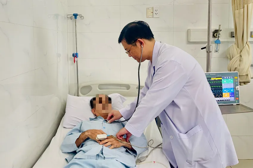 PGS.TS.BS Nguyễn Văn Tân, Trưởng Khoa Tim mạch cấp cứu - can thiệp, thăm khám cho bệnh nhân. Ảnh: THẢO PHƯƠNG bệnh nhân nhồi máu cơ tim - 1