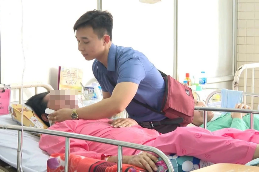Người đàn ông bị mù cả 2 mắt do biến chứng viêm xoang được điều trị tại Bệnh viện Chợ Rẫy. Ảnh: BVCC biến chứng viêm xoang - 1